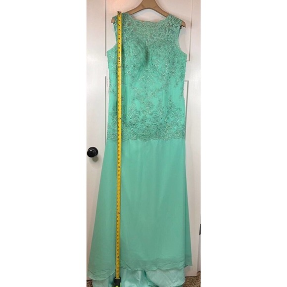 Lavetir Gown Dress Women's 18 Plus Green Floral Maxi Jewel Neck Sleeveless New - Picture 4 of 16